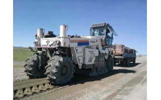 冷再生机在新疆乌鲁木齐中铁三局